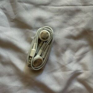 Apple EarPods Wired with 3.5 Jack